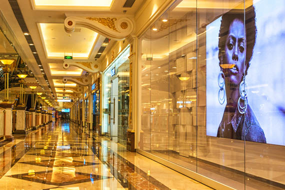 Manutenção em sistema de iluminação de shopping